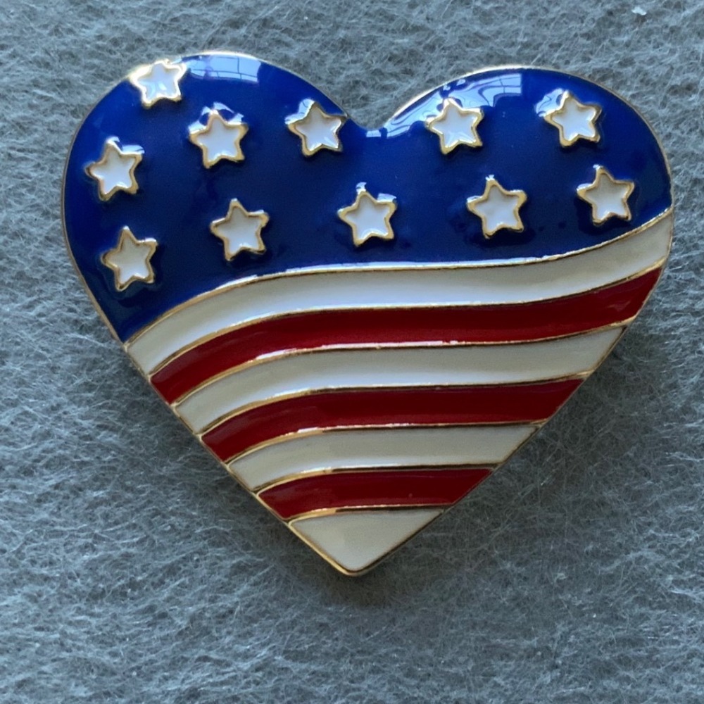 Vintage American Flag Heart Brooch Pin Gold Tone Enamel Patriotic USA Wavy Sign